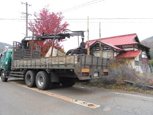 木の根の搬入トラックを偶然見かける